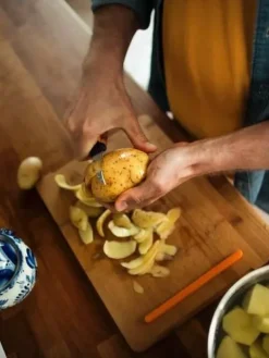 Fiskars Veitset Ja Leikkuulaudat|Functional Form kuorimaveitsi kaarevalla terällä 7 cm