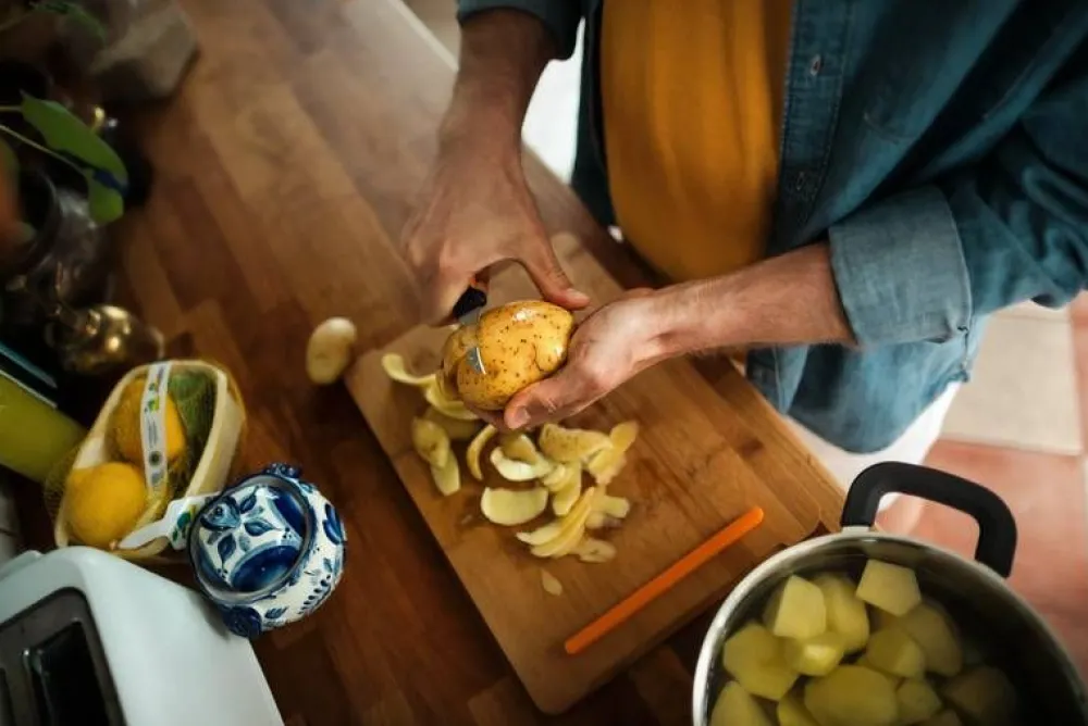 Fiskars Veitset Ja Leikkuulaudat|Functional Form kuorimaveitsi kaarevalla terällä 7 cm