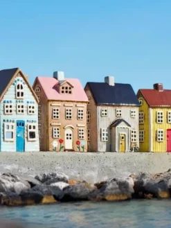 IB Laursen Lyhdyt Ja Kynttilänjalat|talolyhty Nyhavn kukat ja vaaleanpunainen katto