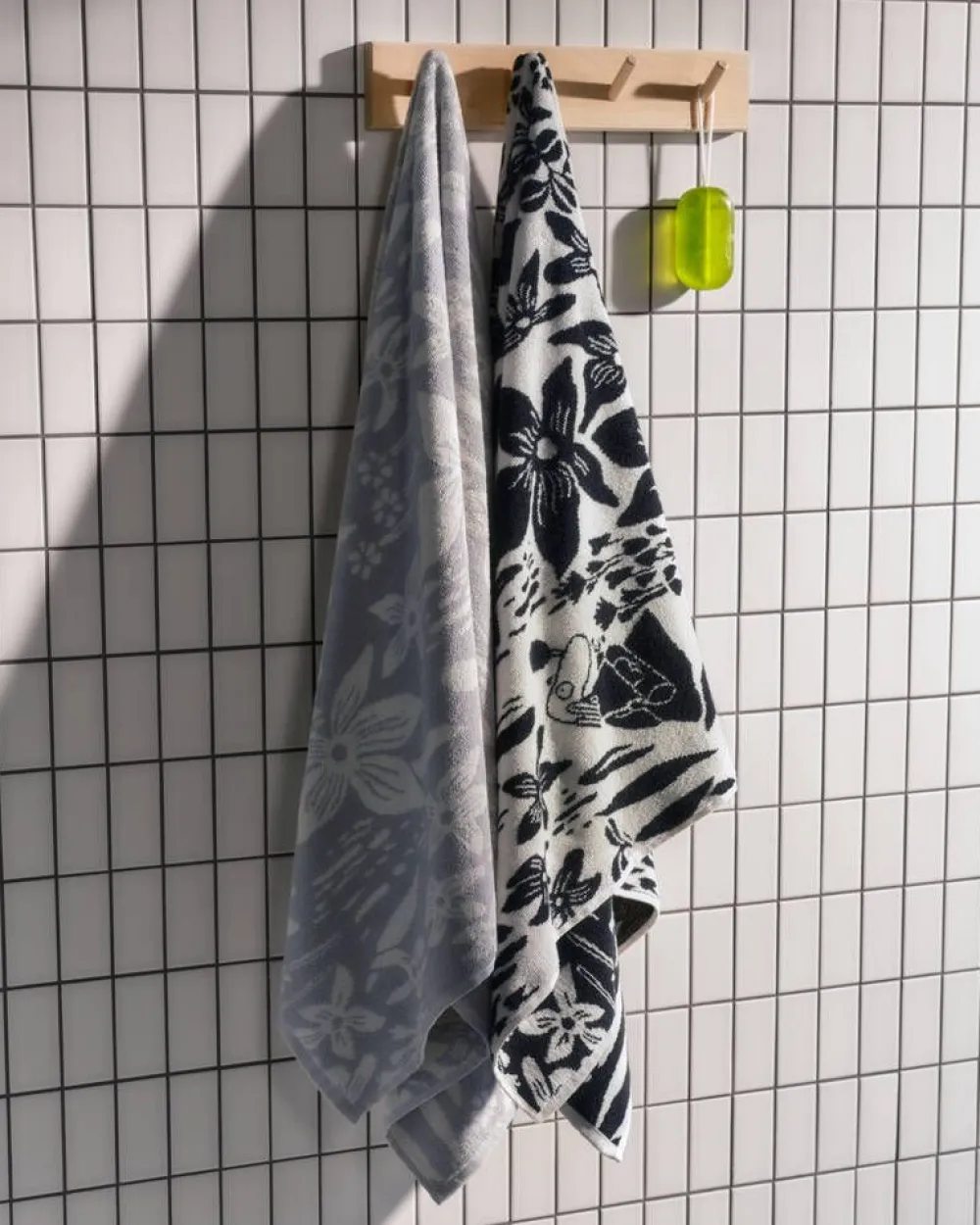 Arabia pyyhe 70x140 cm Lilja musta>Moomin Online
