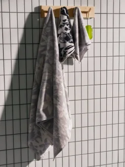 Moomin Kylpyhuone- Ja Saunatekstiilit|Kylpyhuone- Ja Saunatekstiilit|Arabia pyyhe 70x140 cm Lilja harmaa