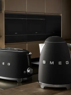 vedenkeitin KLF03BLMEU mattamusta>Smeg Outlet