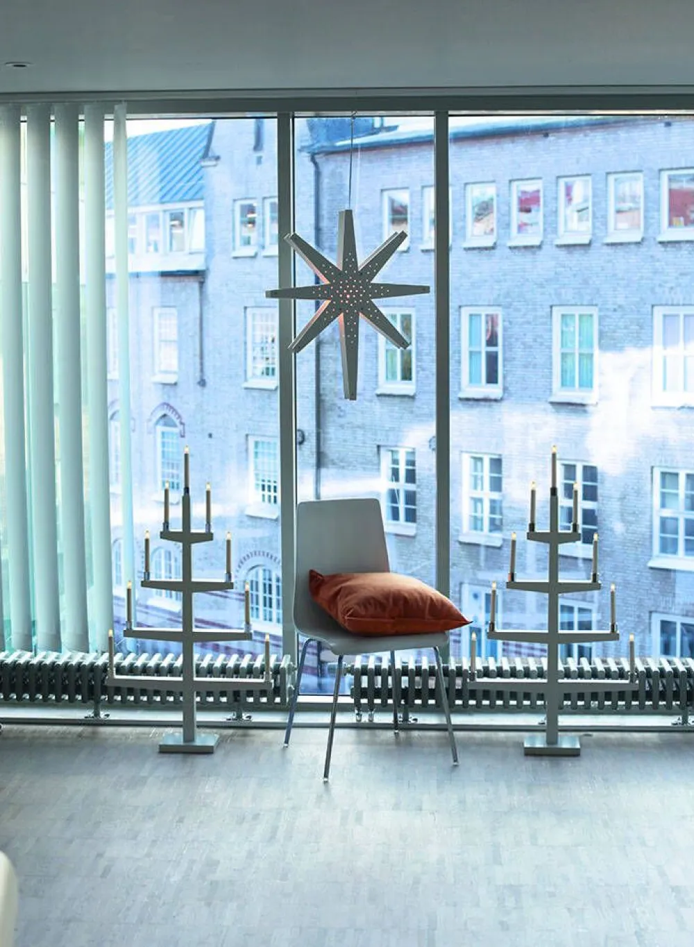 Star Trading Koriste- Ja Kausivalot|9-haarainen kynttelikkö Tall valkoinen
